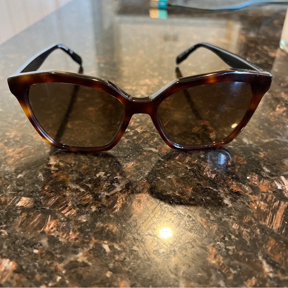 Karl Lagerfeld Square KL957S Sunglasses